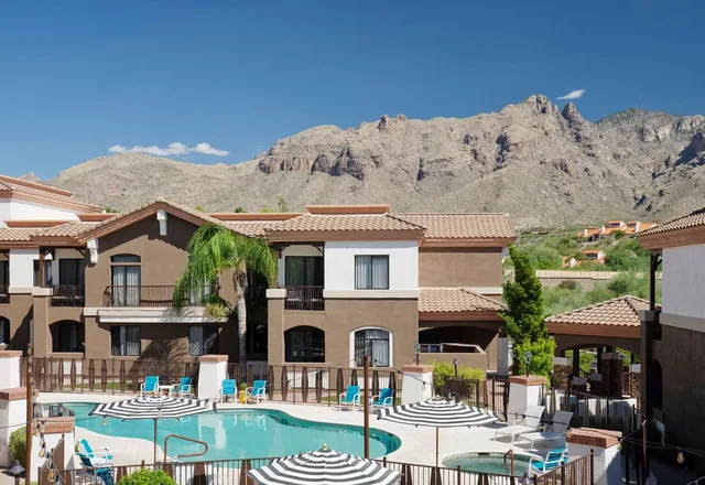 جناح بسرير كينج بإطلالة على المسبح بغرفتين، Embassy Suites Tucson Paloma Village 1/3
