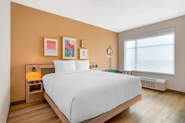 غرفة بسرير كينج بحوض استحمام لذوي الإعاقة، Cambria Hotel Euless - DFW Airport South 1/6