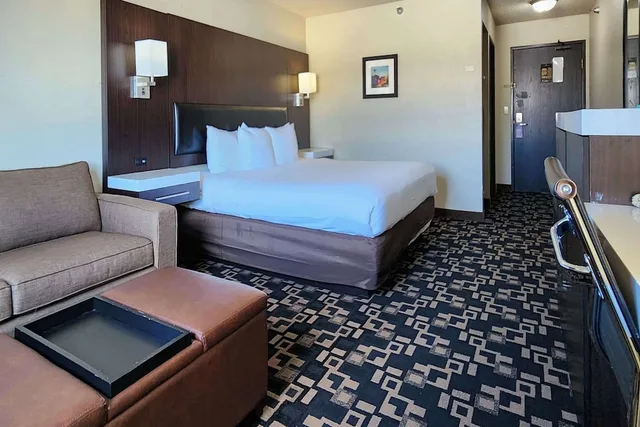غرفة قياسية بسرير كينج مع أريكة، Comfort Inn & Suites Shakopee Downtown Area 3/8