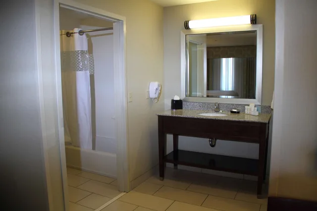 استوديو بسرير كينج بحوض جاكوزي، Hampton Inn Suites Manteca 7/10