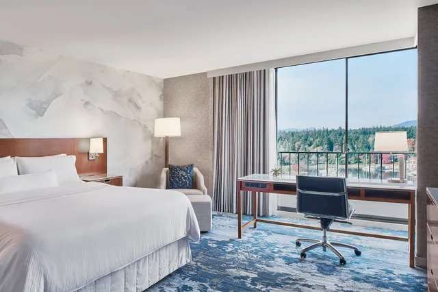 1 Bedroom, Panoramic, Suite, King Bed, Mountain View, Sofa, Westin Bayshore 2/4