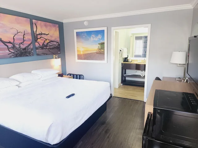غرفة تنفيذية بسرير كينج، Days Inn By Wyndham Pensacola - Historic Downtown 2/3