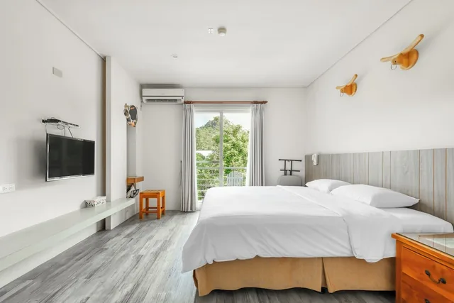غرفة بسرير كوين بإطلالة على الجبل بشرفة، Kenting Fairyland & Farm Guest House 6/10