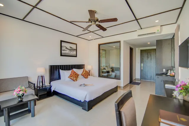 غرفة ديلوكس بسرير كينج بشرفة، White Lotus Hotel Hoian 3/8