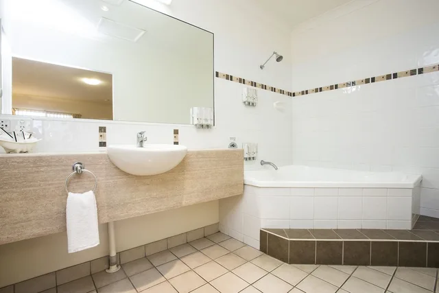 Spa, Queen Bed, Coral Cay Resort Mackay 3/3