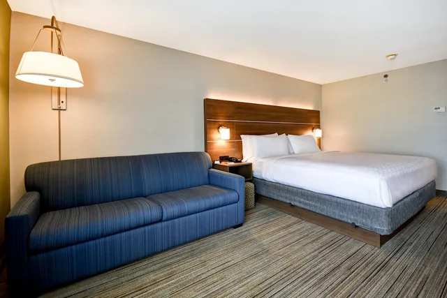 غرفة قياسية بسرير كينج مع أريكة، Holiday Inn Express Newport North - Middletown 2/10