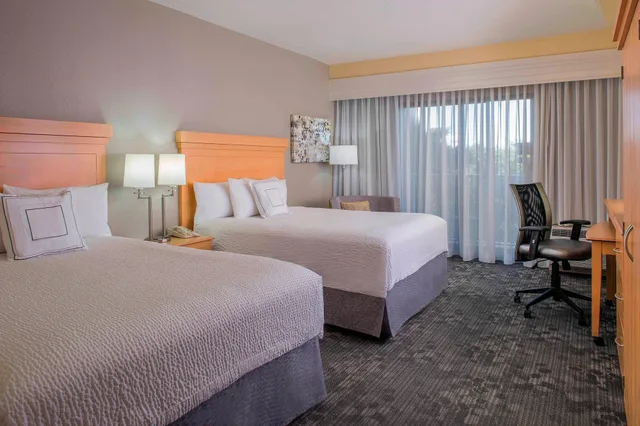 غرفة بسريرين كوين بشرفة، Courtyard by Marriott Sandestin at Grand Boulevard 2/12