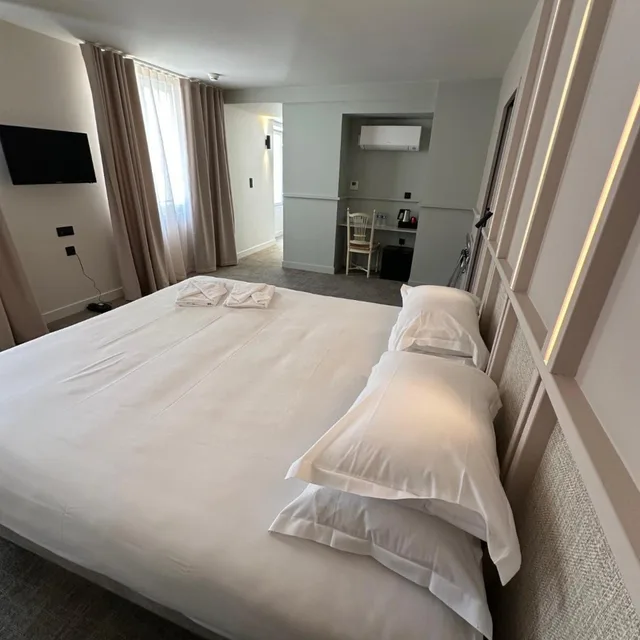 جناح، Hotel Medieval 1/8