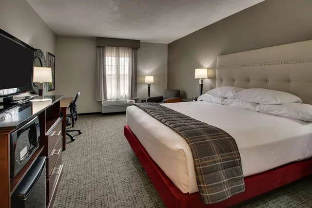 غرفة بسرير كينج بحوض استحمام في طابق مرتفع لذوي الإعاقة، Drury Inn and Suites San Antonio Northwest Medical Center 1/5