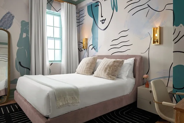 Deluxe, Queen Bed, Rittenhouse 1715 10/10