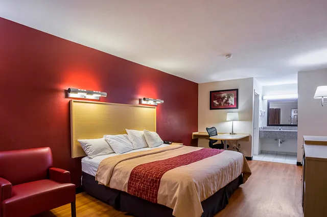 غرفة سوبيريور بسرير كينج، Red Roof Inn West Memphis, AR 4/10