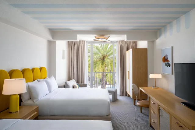 غرفة بسريرين كوين بإطلالة على المدينة بحوض استحمام لذوي الإعاقة، Renaissance Orlando Resort - Disney Springs Area 6/10
