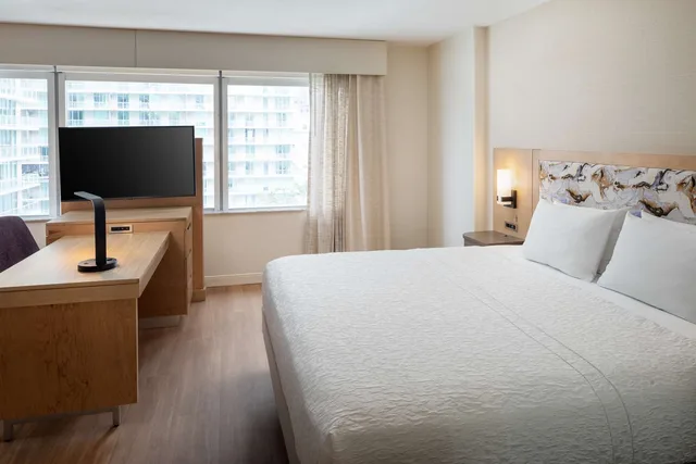 جناح استوديو بسرير كينج بحوض جاكوزي، Hampton Inn Suites By Hilton Miami Brickell Downtown 1/1