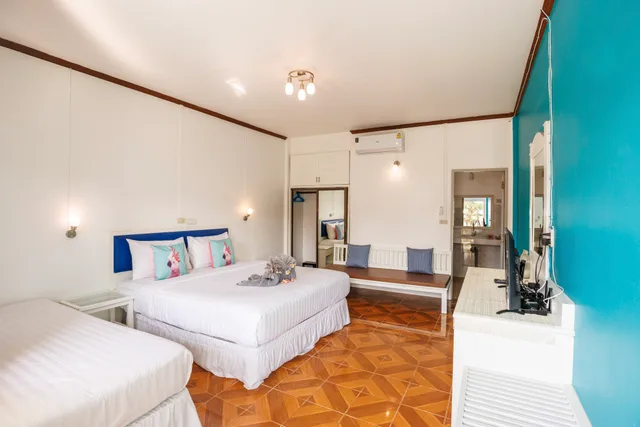 Bungalow, Beach Front, Bay Beach Resort 2/9
