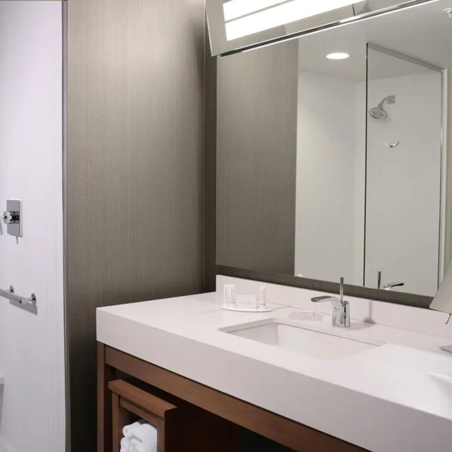 غرفة كبيرة بسرير كوين، Courtyard by Marriott Dallas Plano/The Colony 3/4
