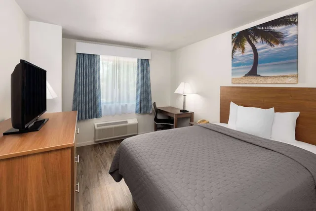 غرفة بسرير كوين، Days Inn By Wyndham Biloxi Beach 1/2