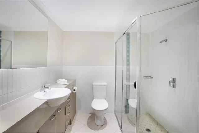1 Bedroom, Spa, Suite, Queen Bed, Town View, Sofa، Mantra Ettalong Beach 7/8