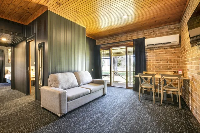 شقة بسرير كوين وسريرين منفصلين بغرفتي نوم مع أريكة، Macquarie Inn 7/10