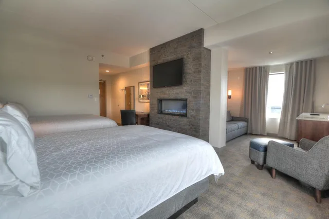 جناح بسريرين كوين بغرفة نوم واحدة مع أريكة، Holiday Inn & Suites Pigeon Forge Convention Center (ex Econo Lodge Hotel) 1/6