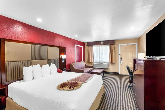 غرفة بسرير كينج لذوي الإعاقة، Best Western Plus Yosemite Way Station Motel 1/5