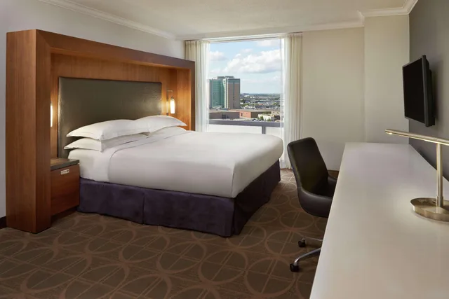غرفة بسرير كينج، Hilton Toronto Airport Hotel & Suites 2/3