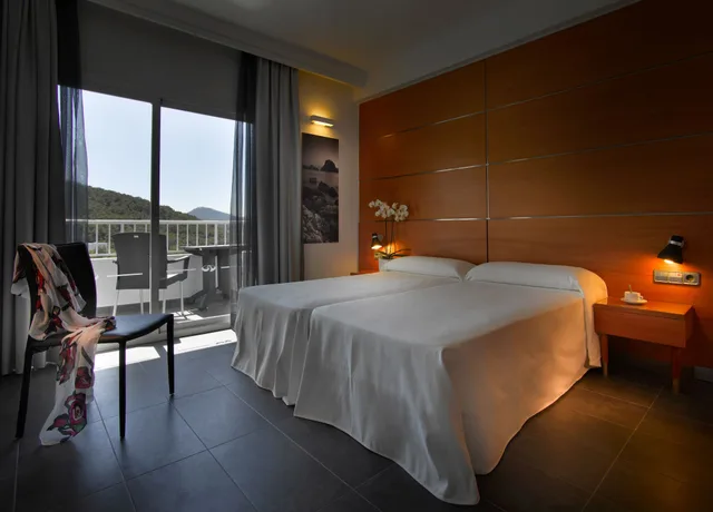 غرفة ديلوكس بسريرين منفصلين، Palladium Hotel Cala Llonga - Adults Only 2/8