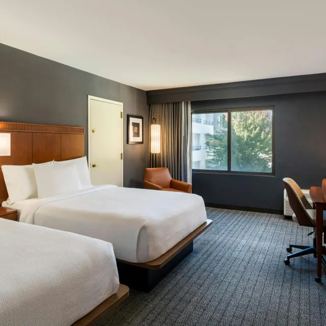 غرفة بسريرين كوين بحوض استحمام لذوي الإعاقة، Courtyard by Marriott Sacramento Airport Natomas 1/6