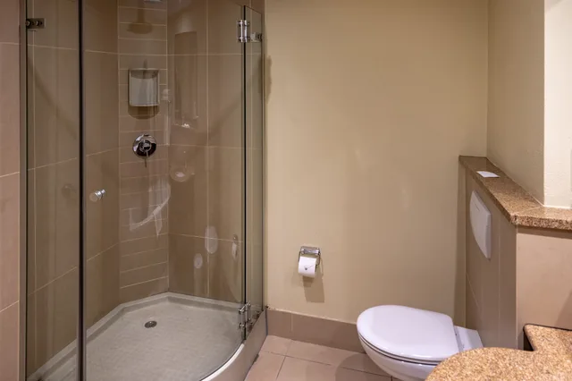 غرفة بسرير كوين، City Lodge Hotel at OR Tambo International Airport 6/6