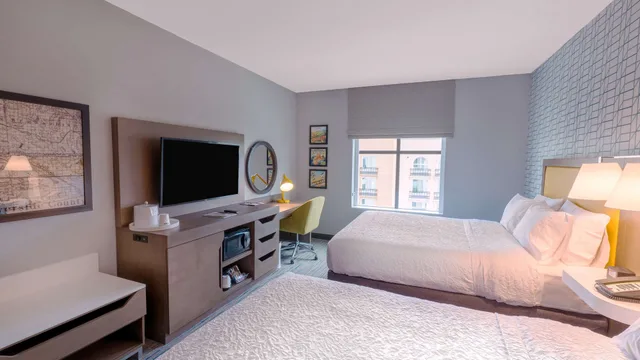 غرفة قياسية بسريرين كوين، Hampton Inn Riverside Downtown Ca 2/3