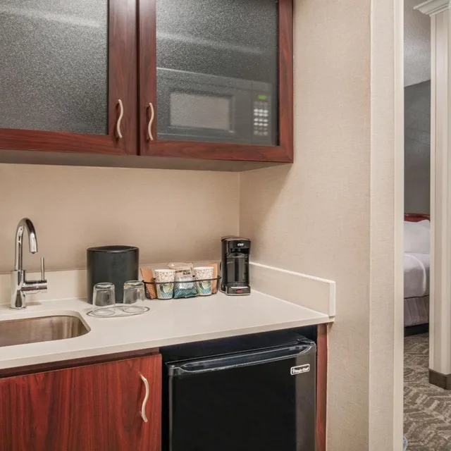 جناح بسرير كينج مع سرير سحّاب إضافي مع أريكة بحوض استحمام لذوي الإعاقة، Springhill Suites Norfolk Virginia Beach 9/9