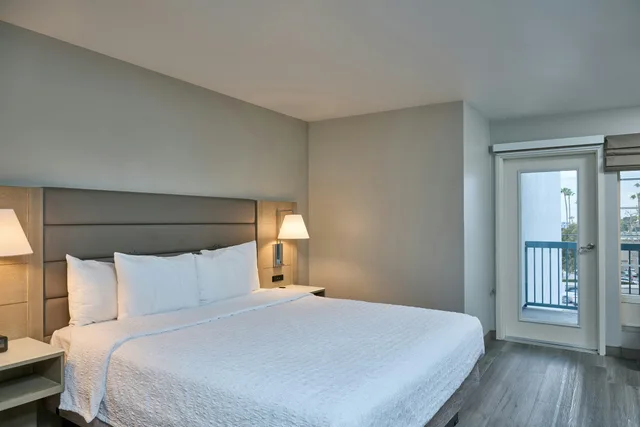Room, King Bed, Balcony, Hampton Inn and Suites Hermosa Beach 1/7