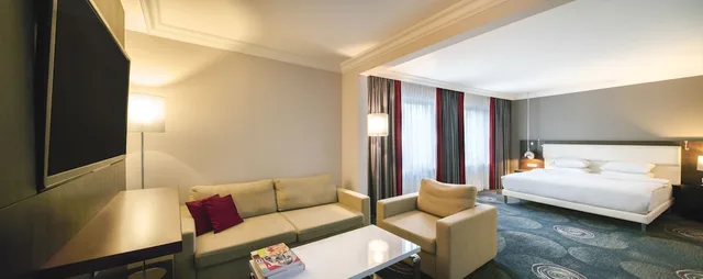 غرفة عائلية بسرير كينج مع أريكة، Hilton Brussels Grand Place 1/4