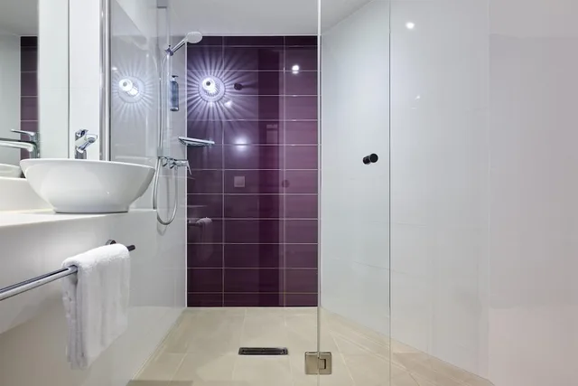 غرفة قياسية ثلاثية بسرير مزدوج وسرير فردي، Premier Inn Stuttgart Feuerbach 2/3