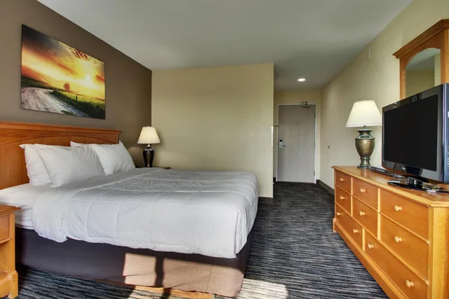 غرفة بسرير كوين، Everspring Inn Suites 1/3