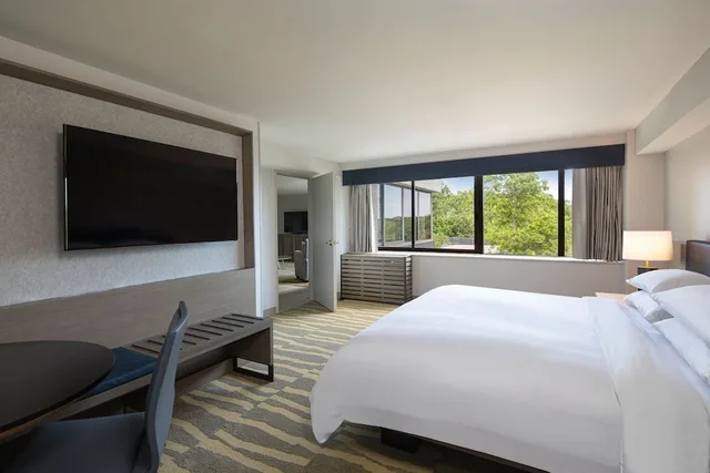 غرفة بسرير كينج لذوي الإعاقة، Portland Sheraton At Sable Oaks 2/5