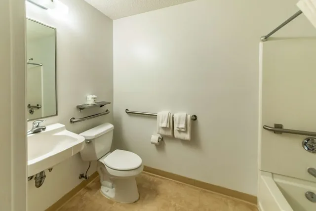 غرفة بريميوم بسرير كوين لذوي الإعاقة، Studio6 Extended Stay - Greensboro, NC 3/3