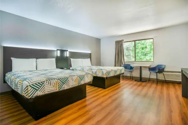 غرفة رباعية بسريرين كوين، Motel6 Gresham, OR - Portland 1/1