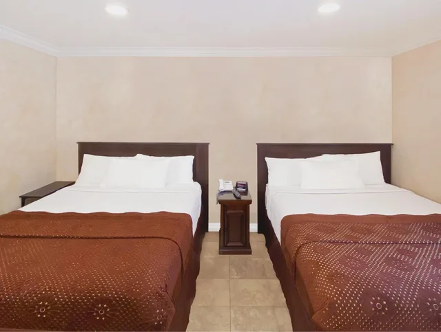 جناح متصل بسريرين كوين مع أريكة، Nite Inn 4/7