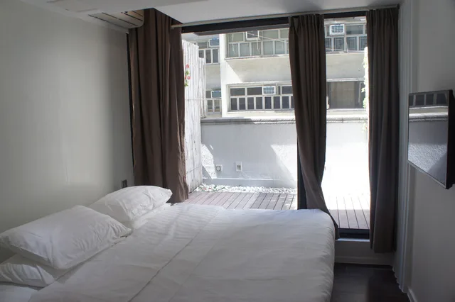 غرفة بسرير كوين بشرفة، Homy Hotel Central 1/4
