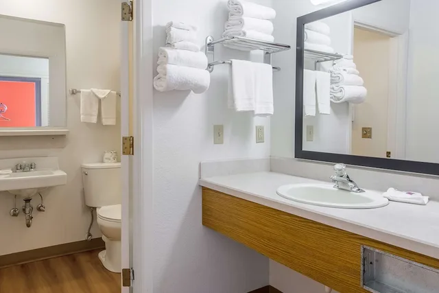 Deluxe, 1 Single and 2 Queen Beds, Kitchenette، Motel6 Madras, OR 4/5
