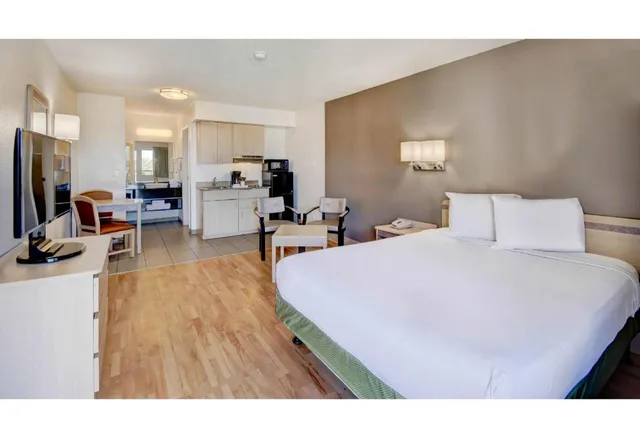 غرفة بسرير كوين بمطبخ لغير المدخنين، Studio6 Tucson, AZ - Irvington Road 1/7