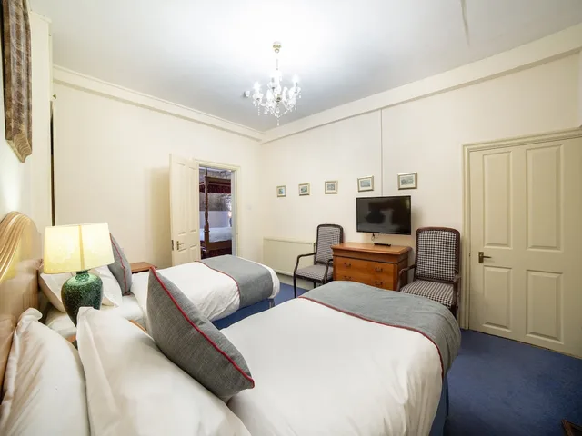 جناح سوبيريور رباعي بسرير مزدوج وسريرين منفصلين، OYO Bailbrook Lodge, Bath 1/7
