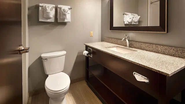 جناح كبير بسرير كينج مع أريكة بمطبخ، Best Western Plus Boardman Inn & Suites 2/2