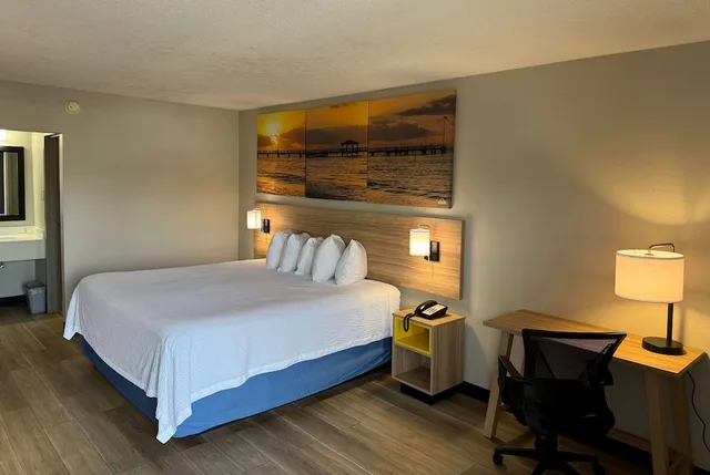 غرفة بسرير كينج يُسمح فيها بالحيوانات الأليفة، Days Inn by Wyndham Crystal River 2/6