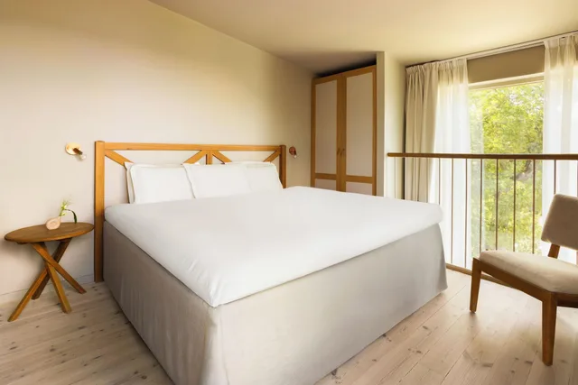 جناح جونيور، J Hotel Stockholm 1/2