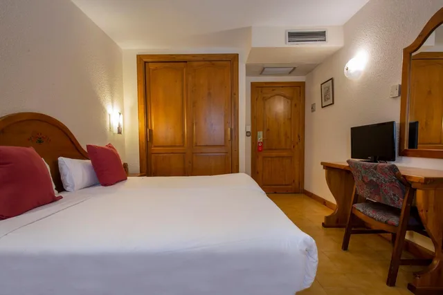 غرفة بسرير مزدوج أو سريرين منفصلين، Hotel Sant Gothard 1/10