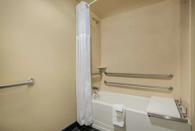 غرفة بسرير كينج، Wyndham Garden Texarkana 8/8