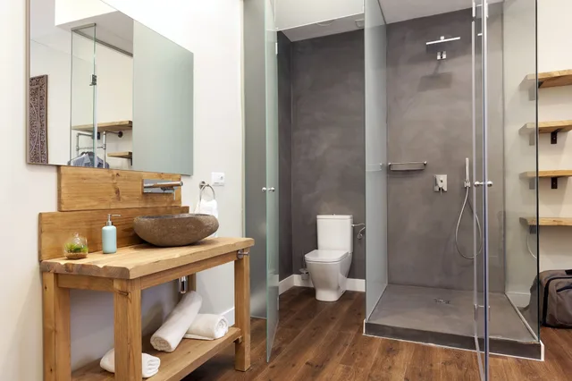 غرفة بسرير كينج مع أريكة، HOTEL RADHA 1/1