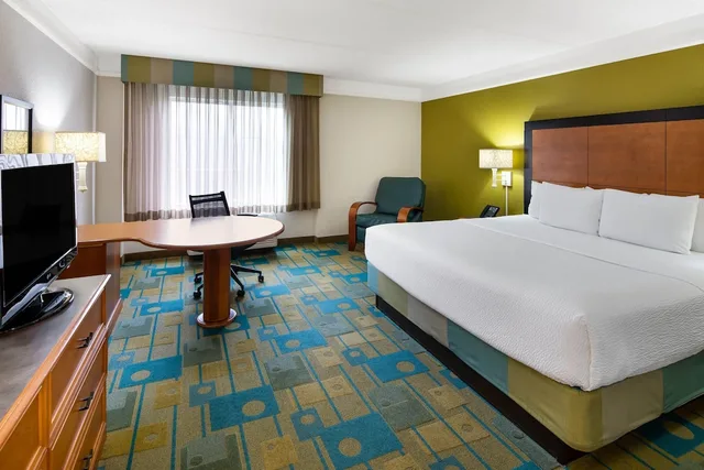 Room, King Bed, La Quinta Inn and Suites by Wyndham Greenville Haywood 3/6