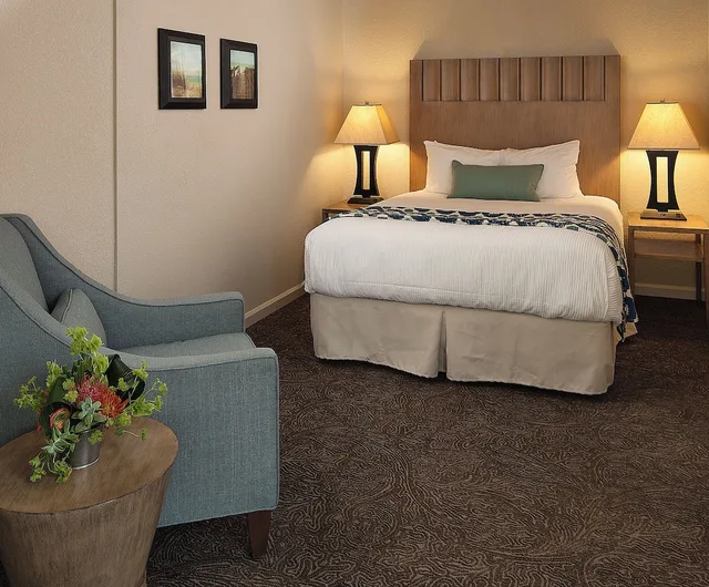 Deluxe, King Bed, Partial Ocean View, Cambria Landing Inn & Suites 4/10